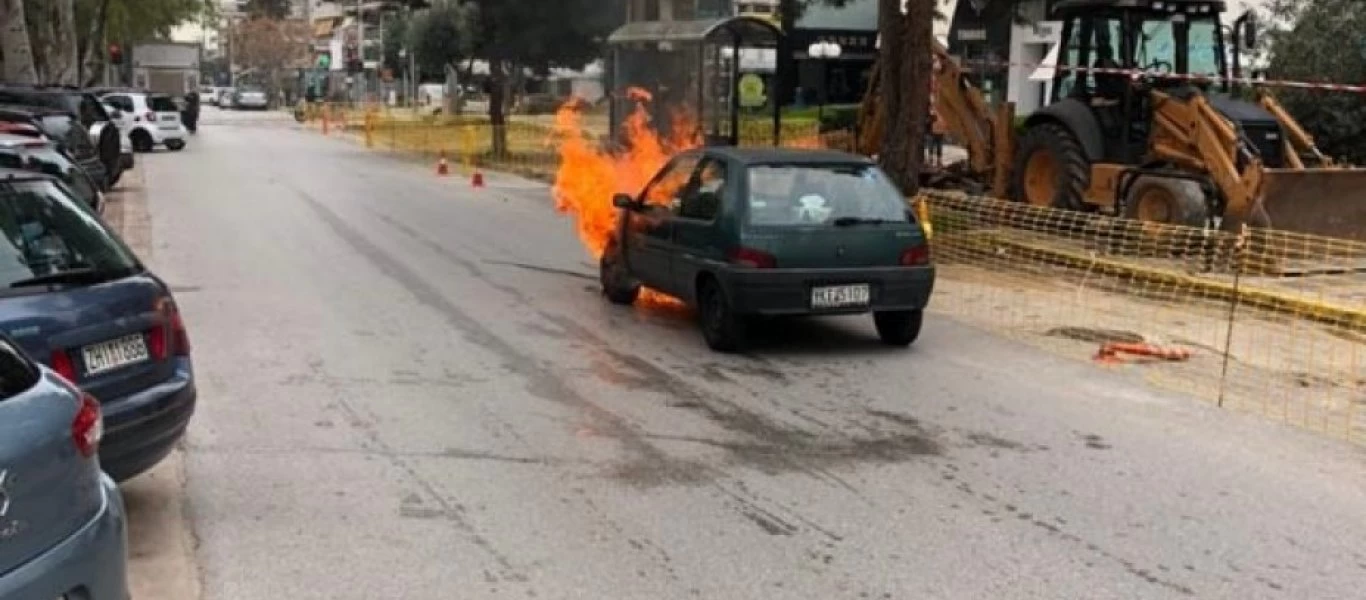 Αυτοκίνητο τυλίχθηκε στις φλόγες στη Γλυφάδα - Αστυνομικός έσωσε ηλικιωμένη & παιδί (φώτο-βίντεο)